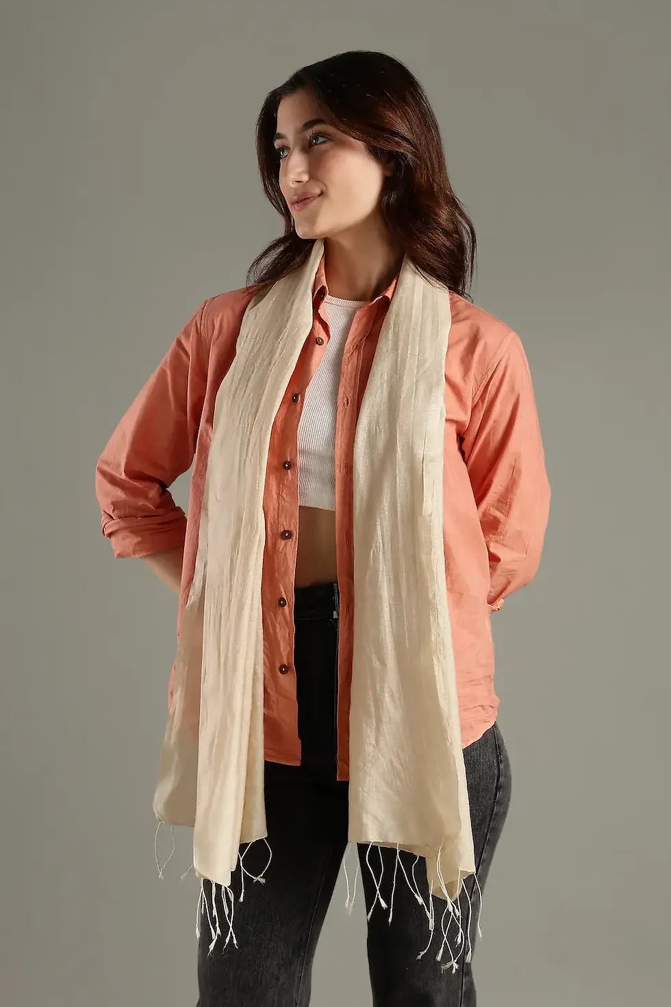 Écharpe Arya 100% soie Muga dorée naturelle portée par une femme