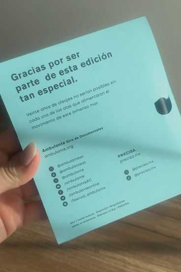 Regalo creativo para evento cultural: libreta sin portada, stickers y postal conmemorativa en forma de ticket. Objeto personalizado y simbólico para el 20 aniversario de Ambulante. Diseño original de PRECISA. bespoke.