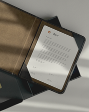 Regalo corporativo de lujo para colaboradores con más de 25 años de trayectoria: carpeta de piel con carta personalizada firmada por directores. Regalo único, elegante y emocional creado por PRECISA. bespoke.