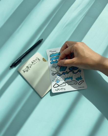 Regalo creativo para evento cultural: libreta sin portada, stickers y postal conmemorativa en forma de ticket. Objeto personalizado y simbólico para el 20 aniversario de Ambulante. Diseño original de PRECISA. bespoke.