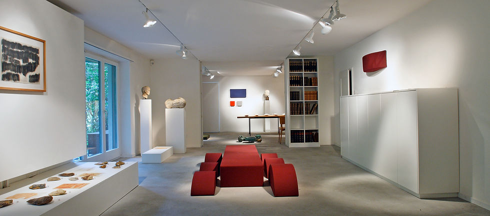 Galerie Cahn Basel, 2018 exhibition pairing contemporary artist Franz Erhard Walther's works with ancient sculptures and artifacts.