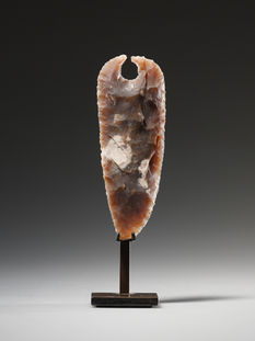 Silex blade point with willow-leaf shape, Paleoindian, Predynastic Egyptian, or Nordic Neolithic, offered by Galerie Cahn.