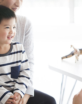 先生の話を聞く男の子