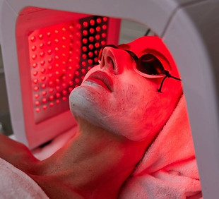 LED MASK HANNOVER MEDICAL CLINIC.jpeg