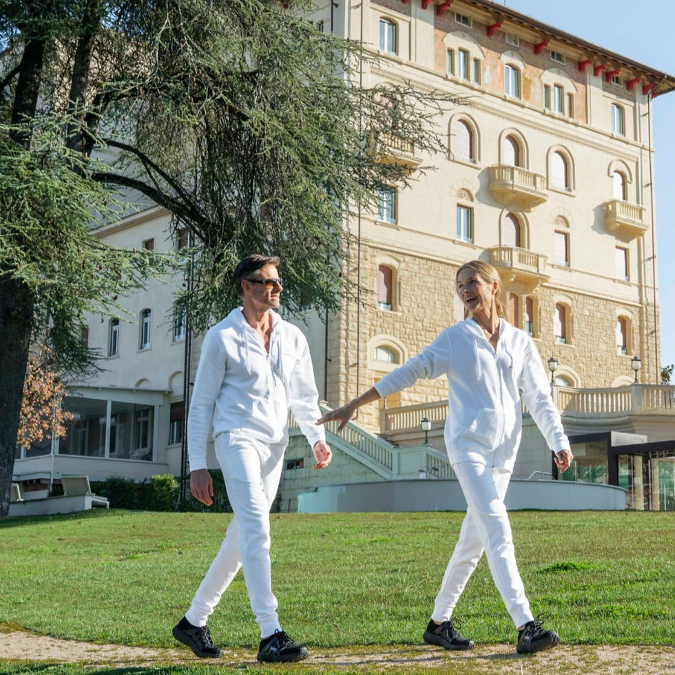 una coppia di ospiti felice di essere a Palazzo Fiuggi, in tute bianche da ginnastica