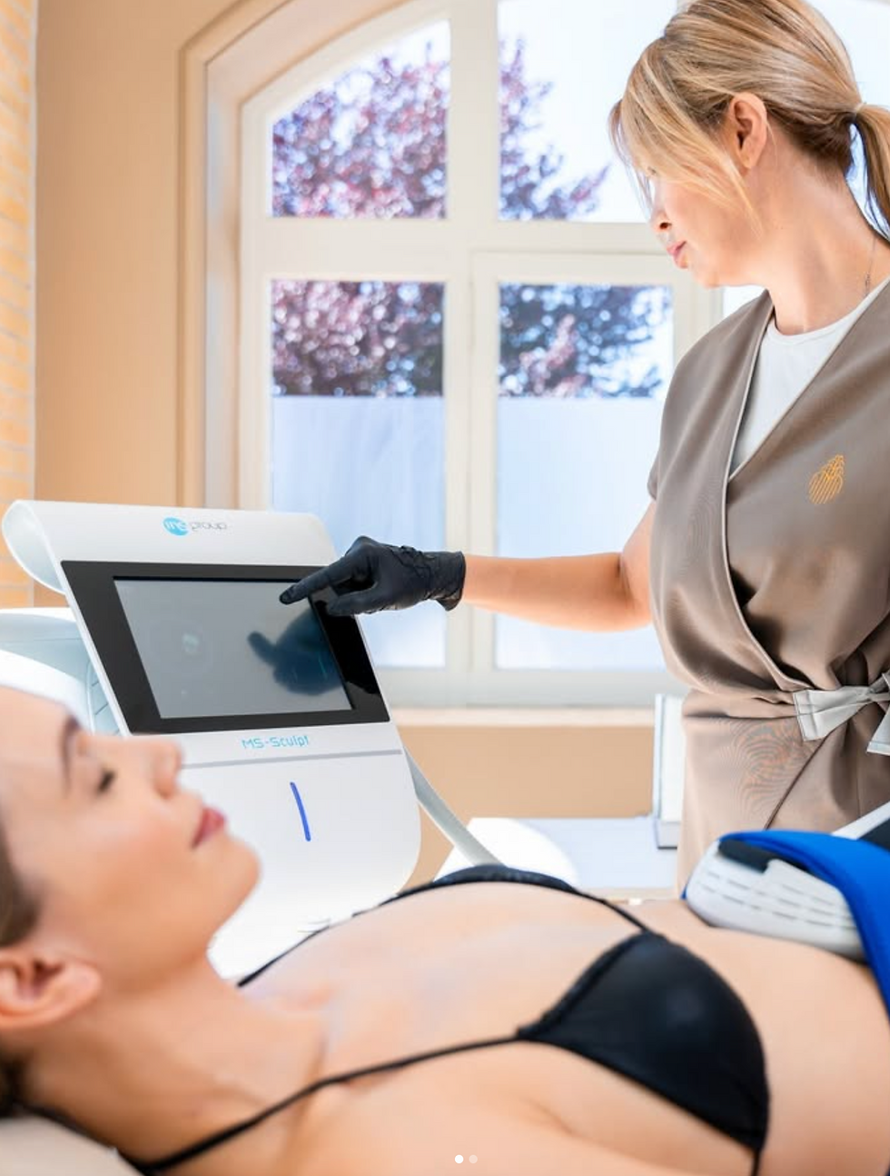 Una infermiera di Palazzo Fiuggi fa un esame medico per il biohacking ad una ospite sdraiata sul lettino