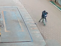 Hombre agrede brutalmente a su pareja en plena vía pública de Concepción