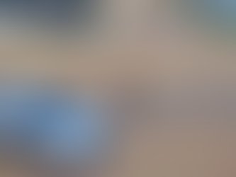 Motociclista choca contra un vehículo, da vueltas y camina