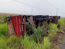 Camión vuelca en la ruta PY22 tras supuesta maniobra indebida de camioneta que se dio a la fuga