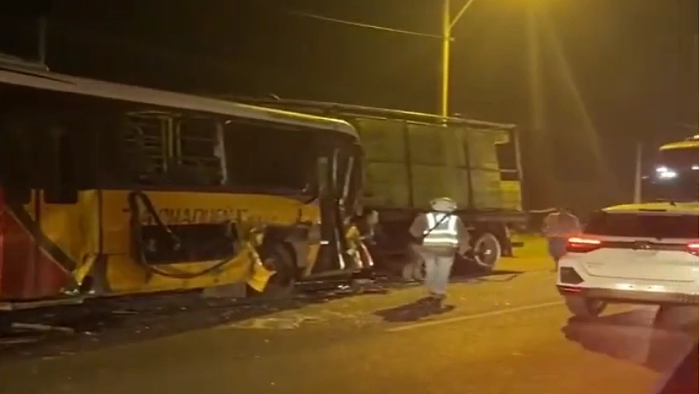 Un colectivo choca contra camión repartidor de pollos en Villa Hayes