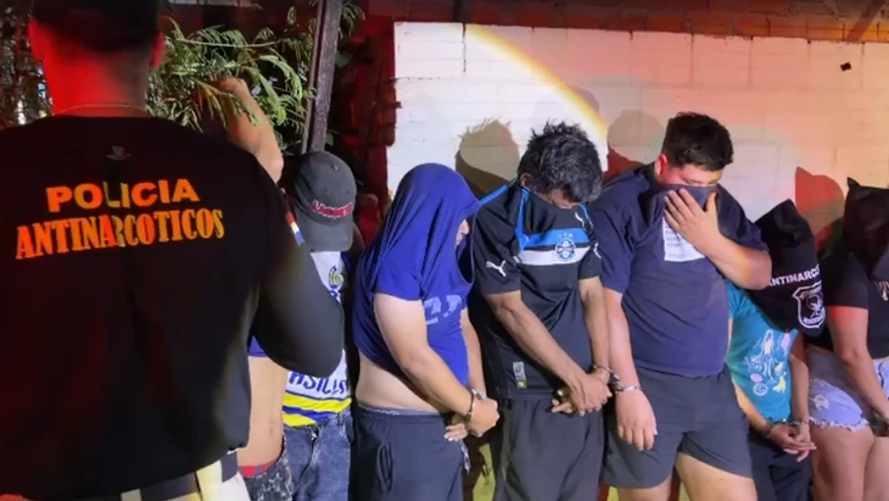 Policía detiene a 8 personas y desmantela centro de distribución de drogas en Luque