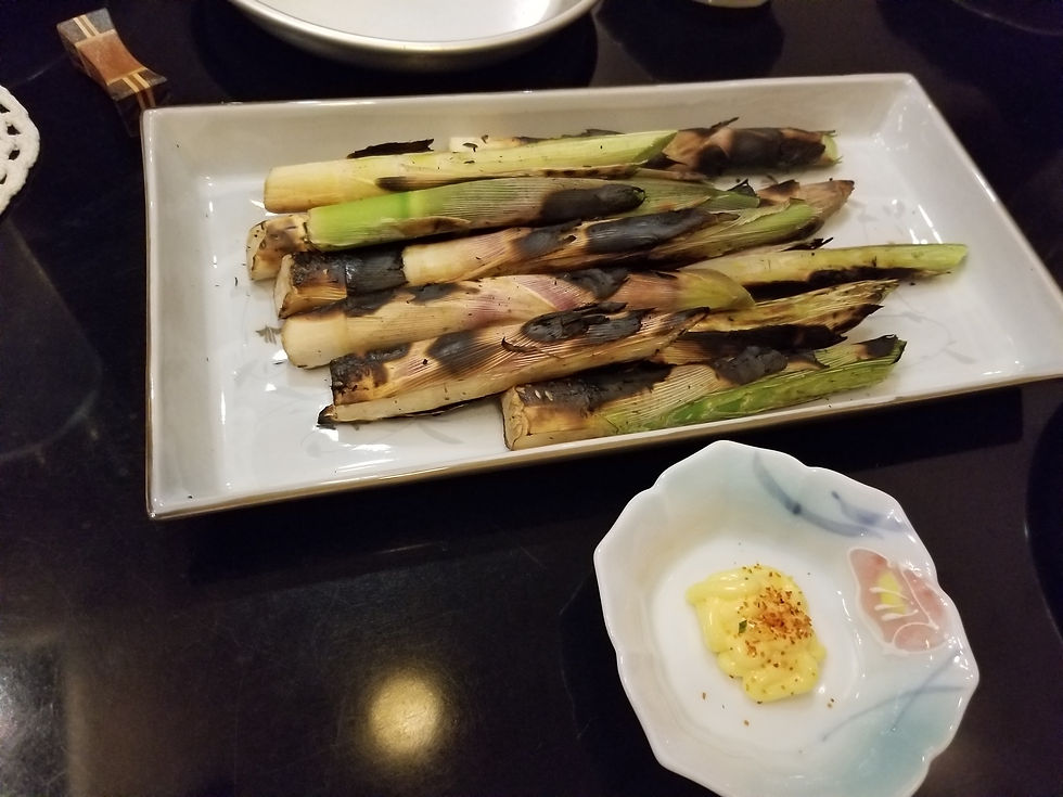 まるごと焼いてアツアツの皮をむいてホクホクのタケノコを食べます