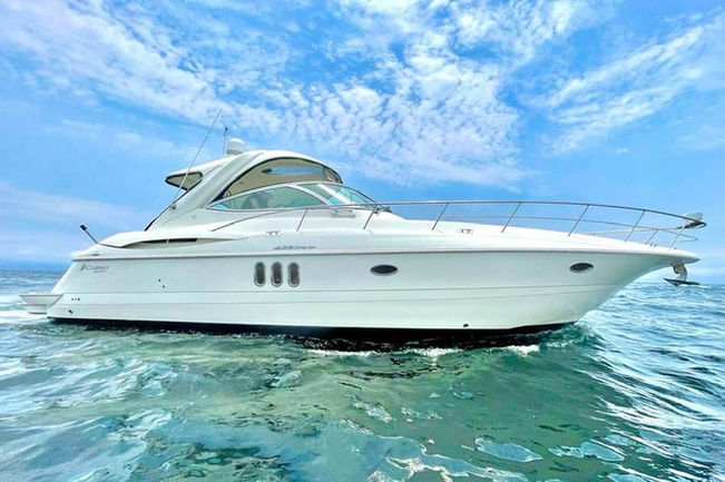 White yacht in Puerto v allarta