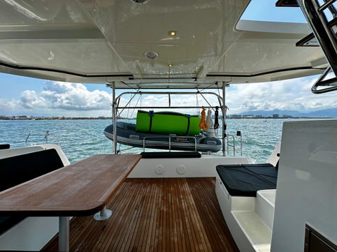 catamaran living room with dingui