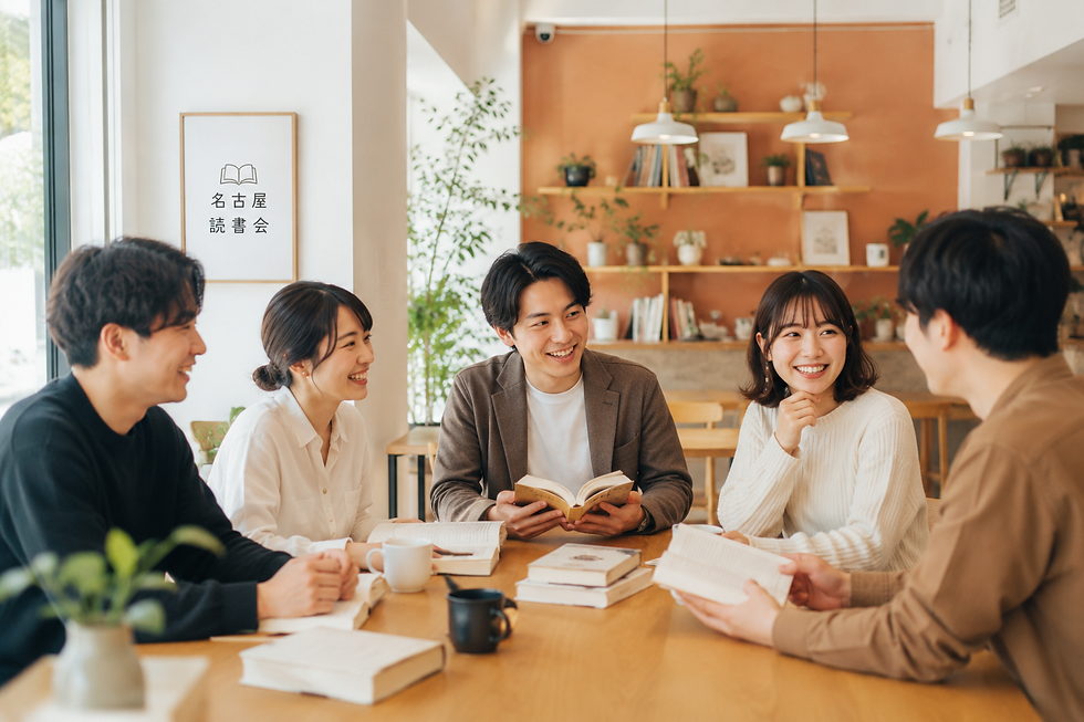 名古屋読書会で本を囲み会話する人々
