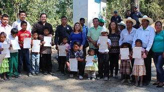 Entrega de actas de nacimiento.