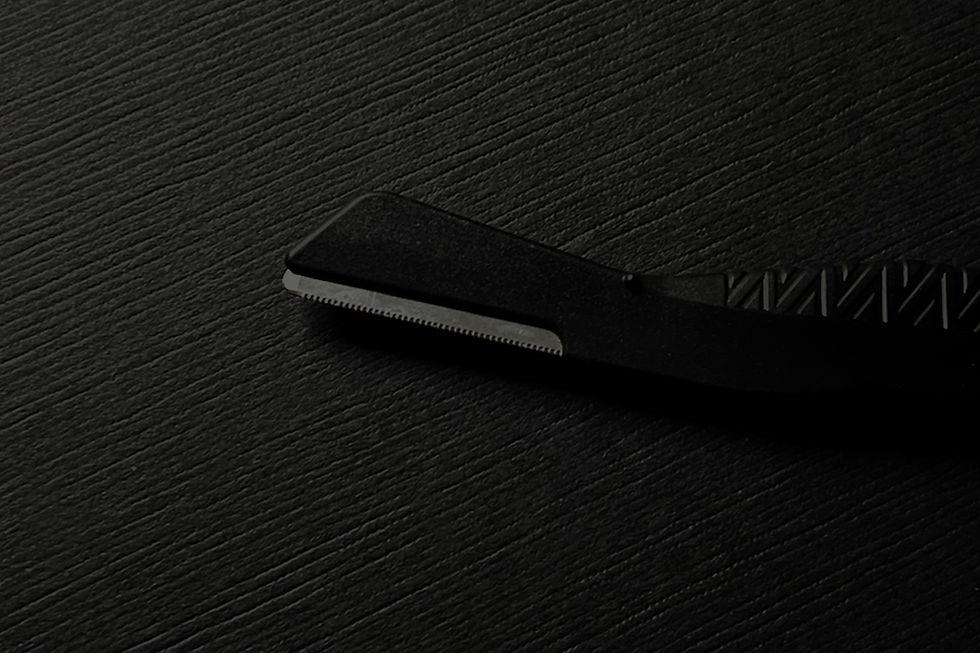 Thumbnail: 黑色修眉刀，專業設計，輕鬆修整眉型，打造完美妝容。Black eyebrow shaping razor, professionally designed for easy eyebrow grooming.｜ST's Choice 黑色選物