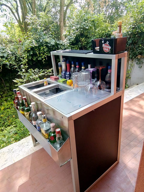 Workstation cocktail bar con ampio spazio di lavoro in acciaio inox per preparare cocktail