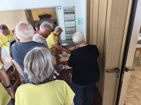 Kuchenausgabe beim Repaircafé