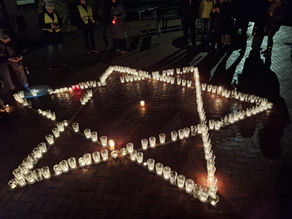 Kerzen in Sternform leuchten in der Dunkelheit