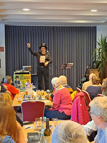 Zauberer beim Bingo-Abend