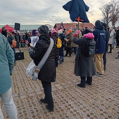 Menschen demonstrieren gegen Rechts