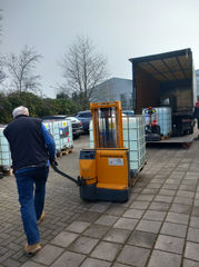 Beladung Lkw mit Wassertanks