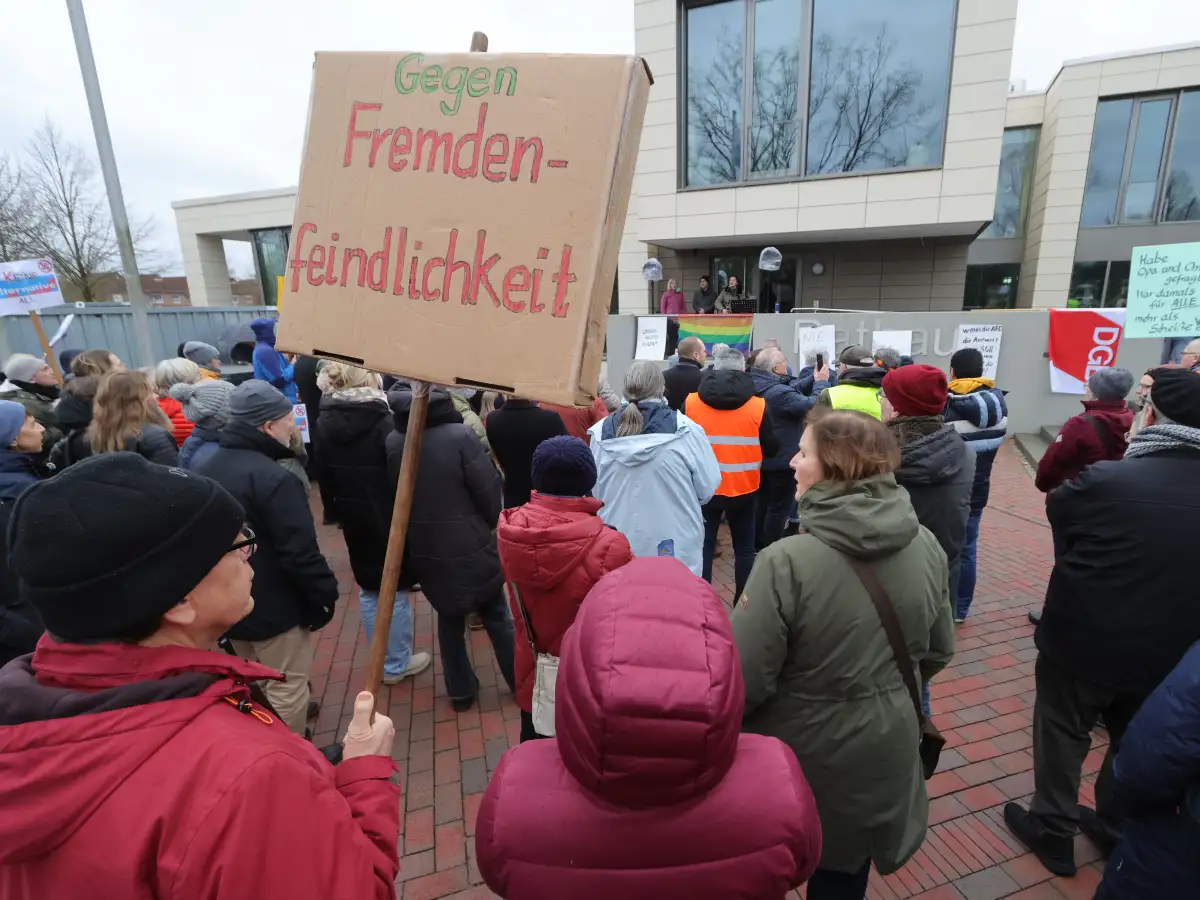 Schilder gegen Fremdenfeindlichkeit