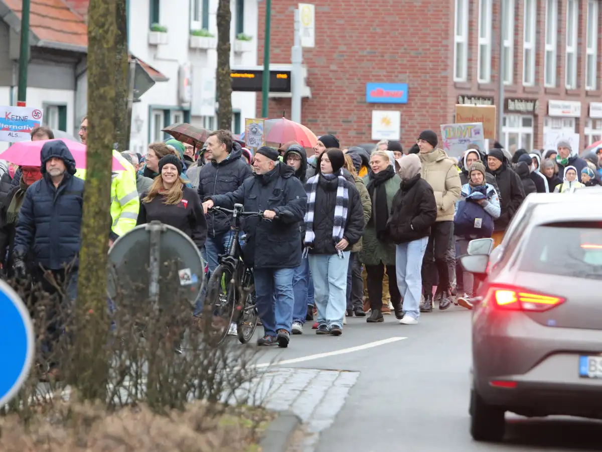 Menschen laufen durch Edewecht, um gegen Rechts zu demonstrieren