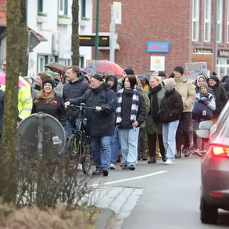 Menschen laufen durch Edewecht, um gegen Rechts zu demonstrieren