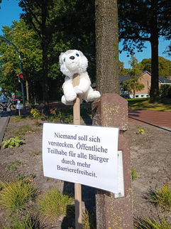 Schild für mehr Barrierefreiheit