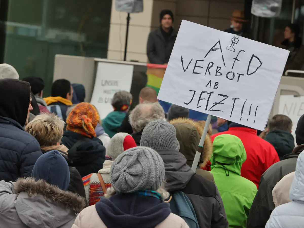 Schilder für eine AfD-Verbot