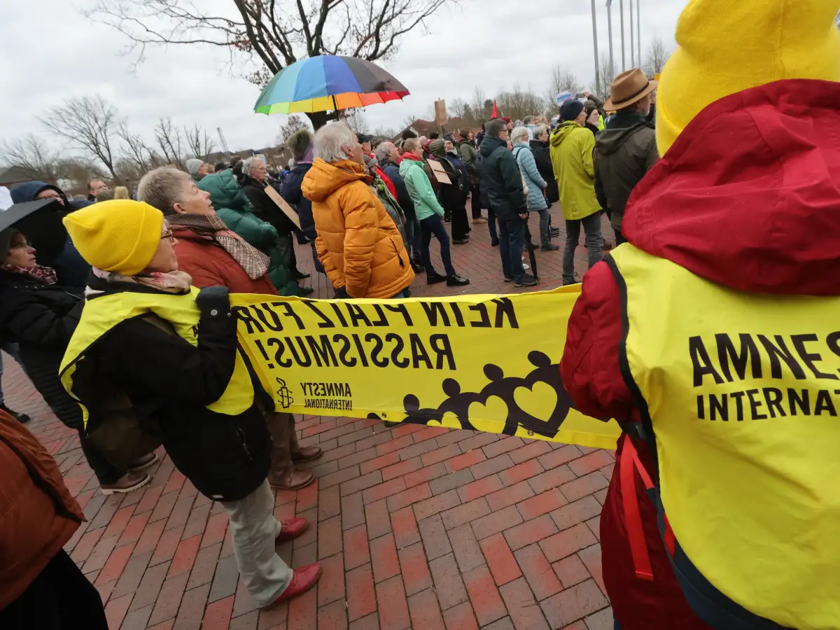 Gelbes Schild gegen Rassismus