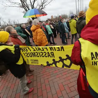 Gelbes Schild gegen Rassismus
