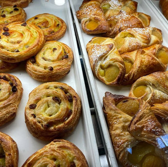 Apricot croissant & raisin roll