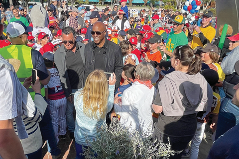 San Francisco Giants legend Barry Bonds drops in for Tiburon Little League opening day festivities