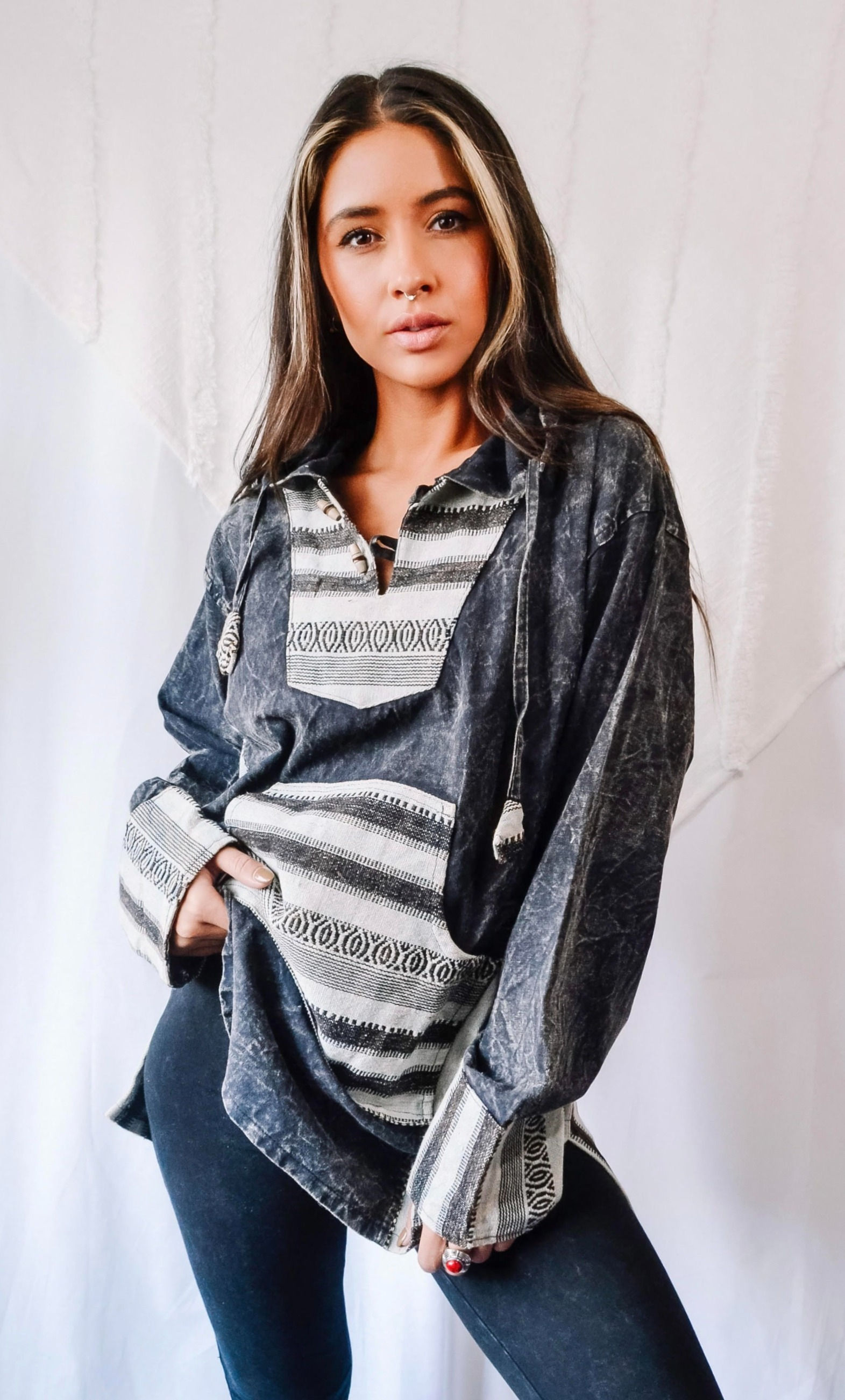 EARTH BELOW PULLOVER HOODIE - BLACK/WHITE