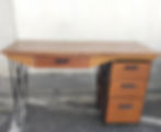 Bureau en tech, bureau design, bureau teck et pieds en métal noir,