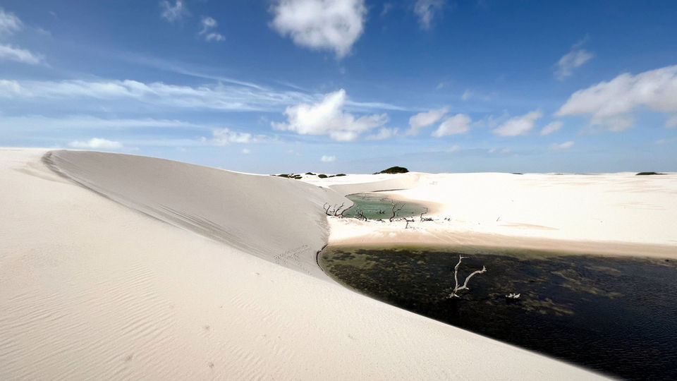vista de dunas e lagoa na entrada do Oasis da Baixa Grande