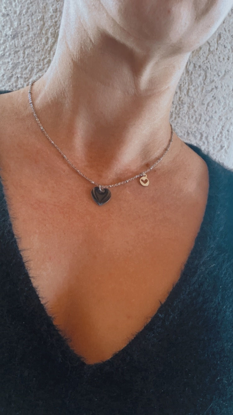Miniature : Collier Amor noir et argenté porté