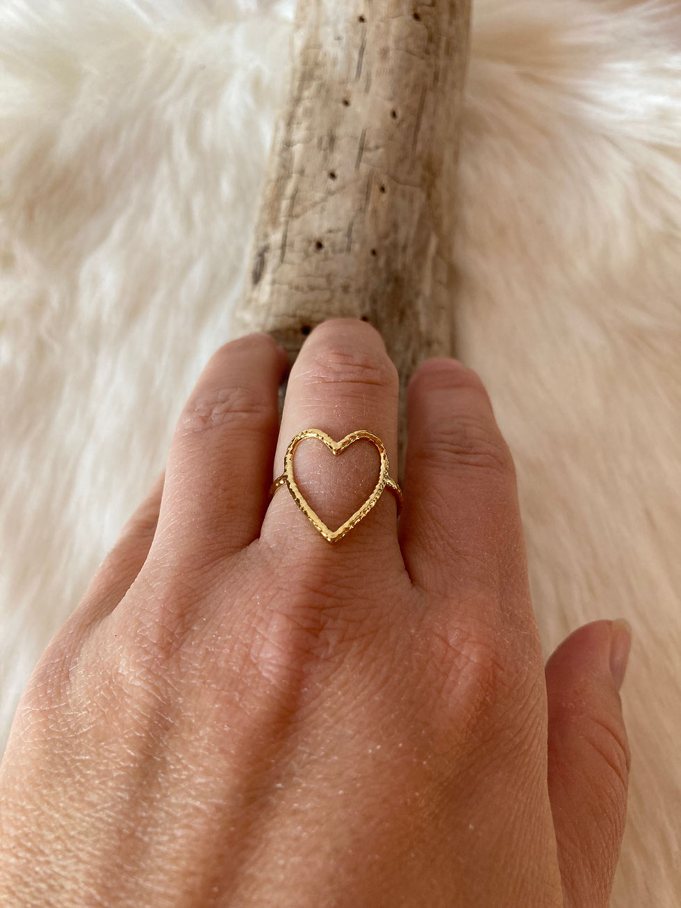 Miniaturbild: Bague coeur réglable dorée portée