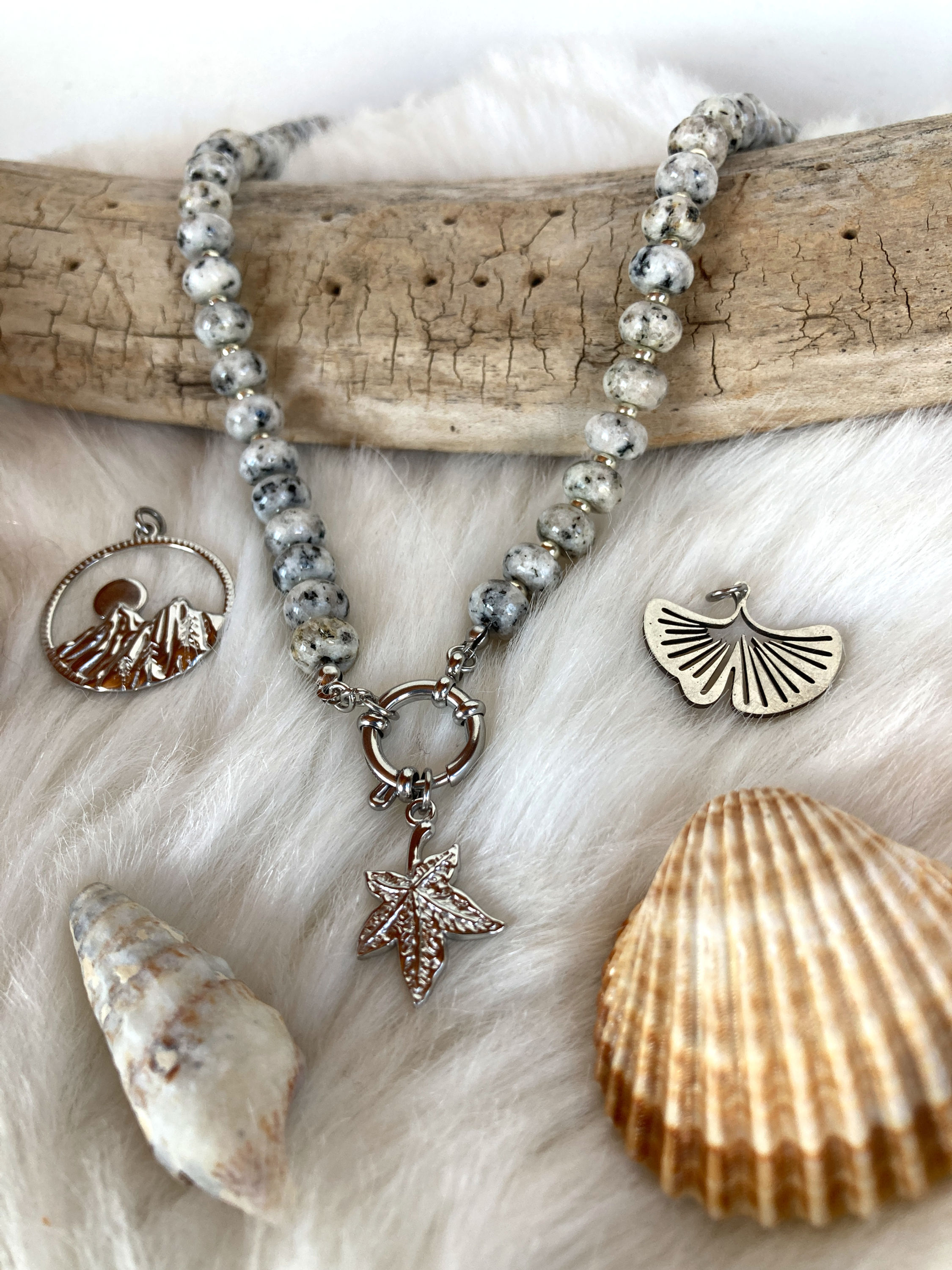 Collier Anthéa en pierre naturelle mouchetée