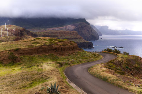 Romantic elopement near the volcanic cliff of Penha d’Águia