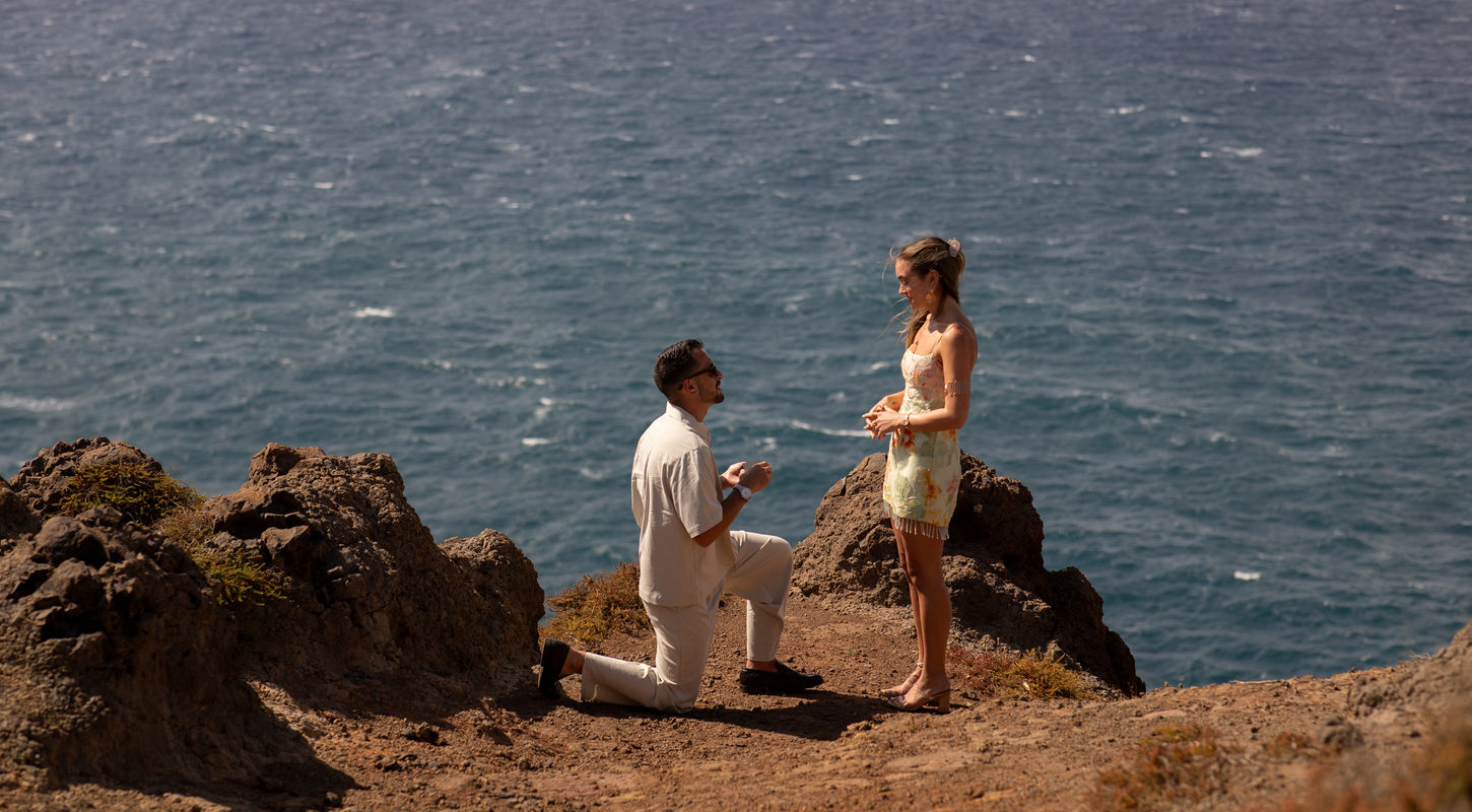 Romantic proposal on the cliffs of Madeira with breathtaking Atlantic Ocean views and professional proposal photography.