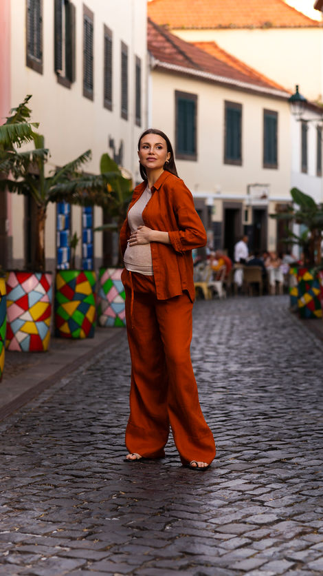 Pregnancy photoshoot in Madeira in the historic streets of Funchal