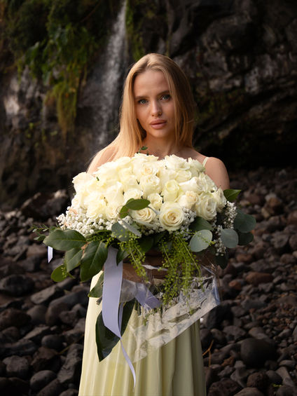 Elegant white rose bridal bouquet in Madeira with premium fresh flowers