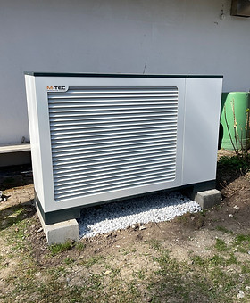 Luft-Wasser-Wärmepumpe am Einfamilienhaus – nachhaltiges Heizen und Kühlen, ideal in Kombination mit Photovoltaik