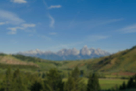 Blauer Himmel mit leichten Wolken – Symbol für Offenheit, Vertrauen und persönliche Beratung bei Energie- und Haustechnikprojekten.