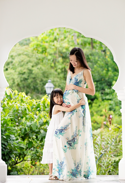 Outdoor maternity shoot with mother and daughter, Singapore.