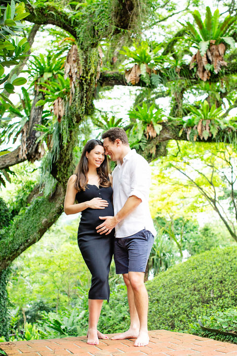 Outdoor maternity photo of couple in Fort Canning Park